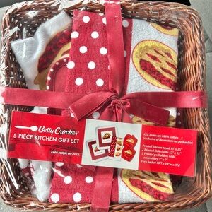 2008 Betty Crocker New Kitchen Gift Set Cherry Pie Dish Towels Potholders